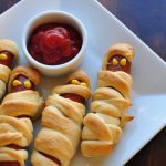 Do you need a fun dinner for the kids this Halloween? These Halloweenies (Crescent Mummy Dogs} are not only adorable, but easy and delicious too.